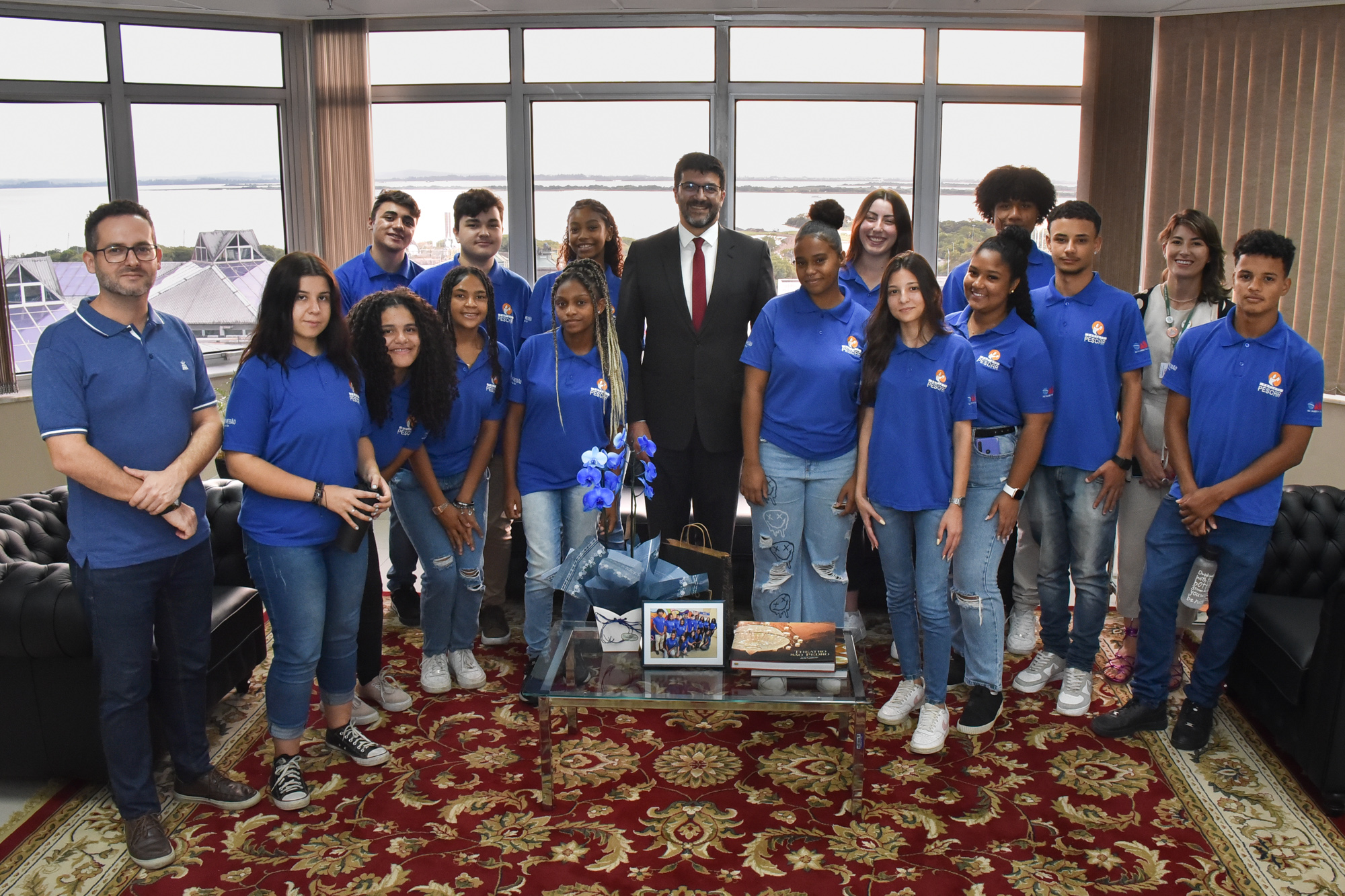 Foto do presidente posando com os alunos do Pescar