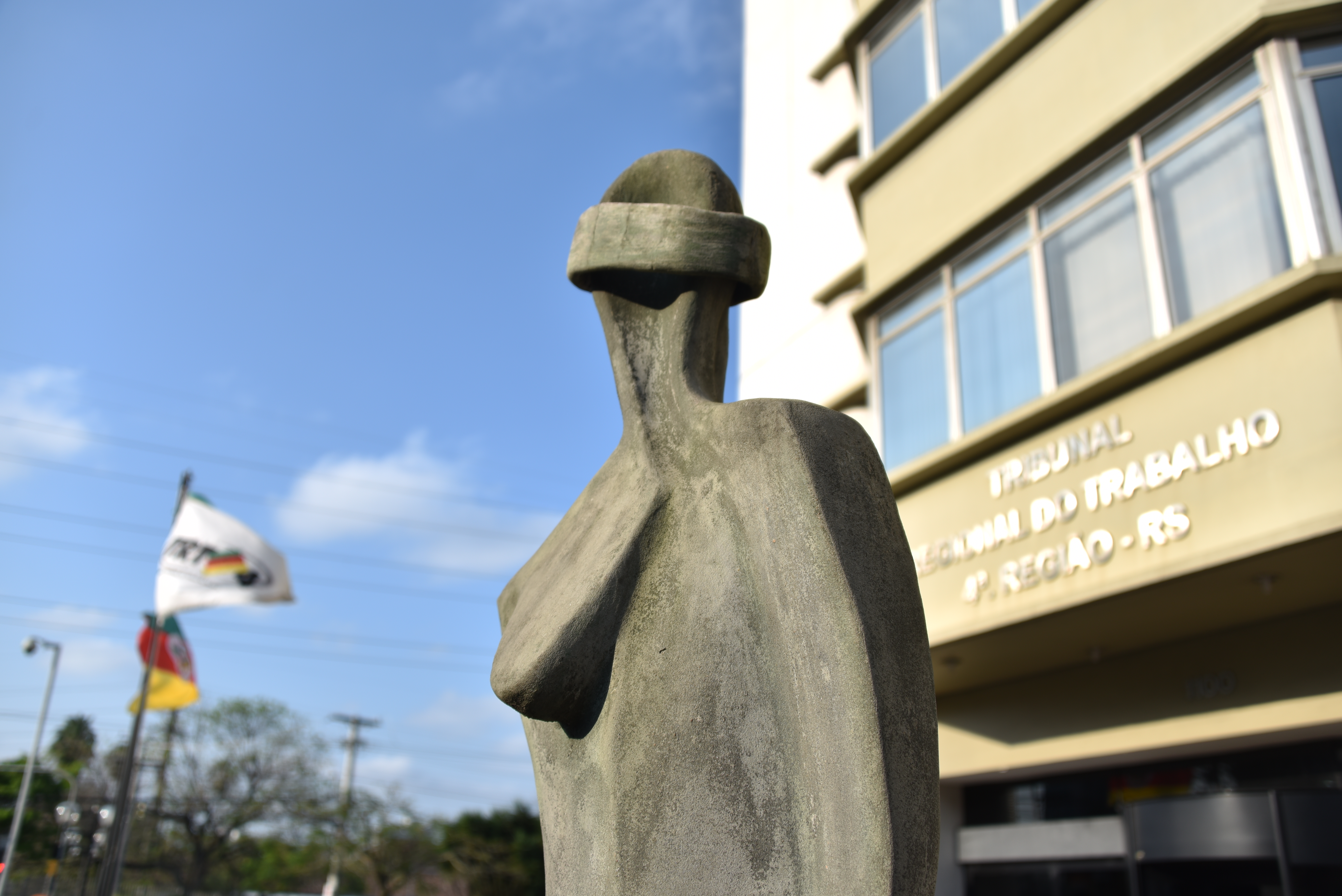 Estátua da Deusa Têmis em frente ao prédio-sede do TRT