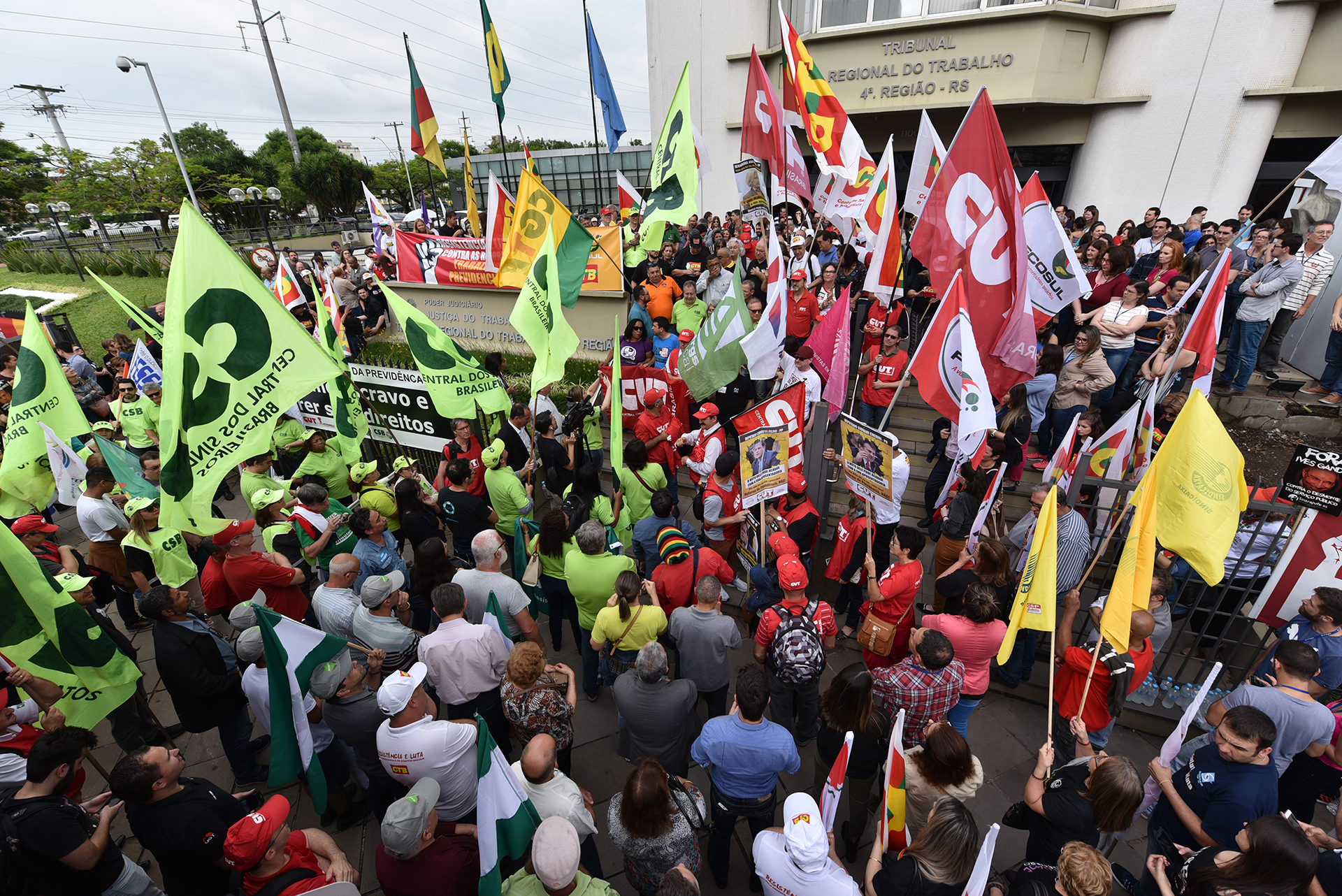 Centenas de manifestantes reunidos em frente ao prédio do TRT-RS