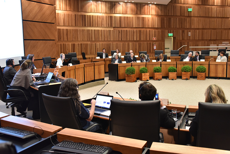 Foto de plano geral do Plenário, com os participantes do Conematra realizando plenária para deliberações