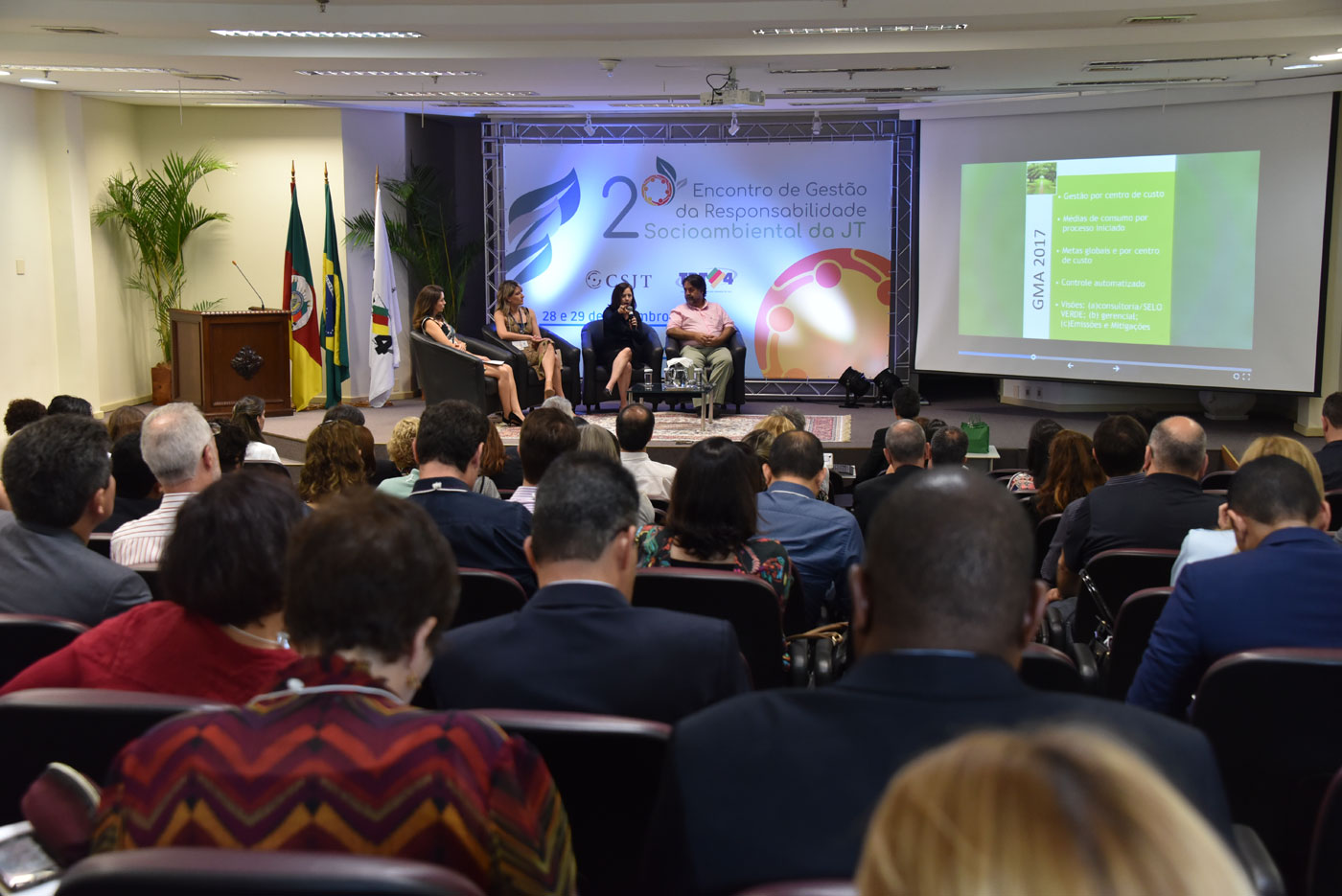 Painel “Gestão do Plano de Logística Sustentável” contou com três apresentações e uma sessão de perguntas.