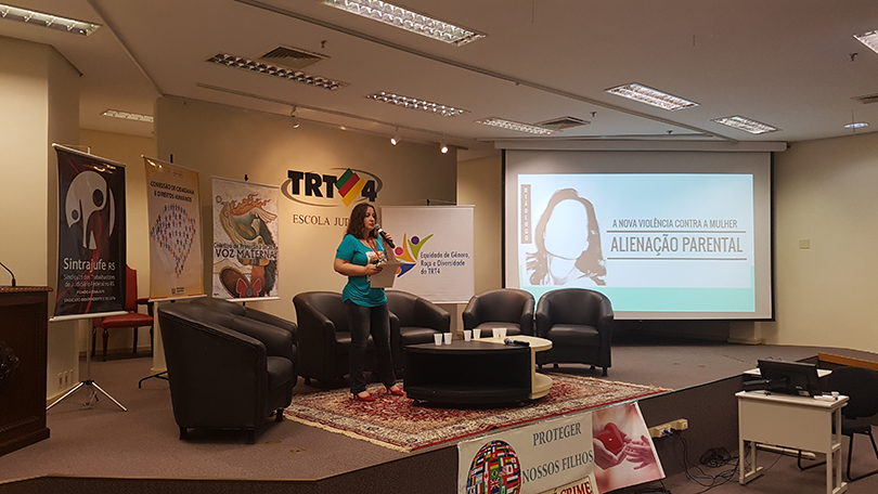 Fotografia mostra a servidora Alessandra Andrade, que foi uma das painelistas, durante sua fala