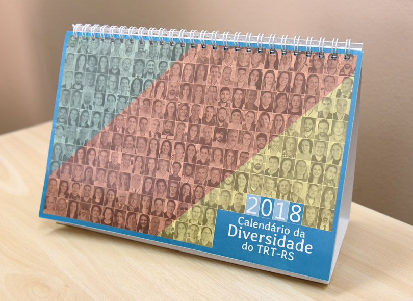 Capa do calendário com um mosaico formado por fotos de servidores, magistrados, estagiários e terceirizados, nas cores da bandeira do RS, com o título "2018 - Calendário da Diversidade do TRT-RS"