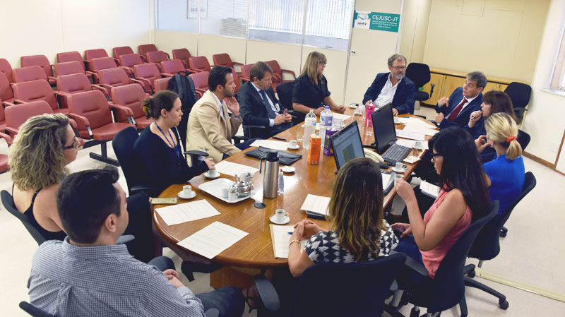 Foto da mesa de reunião