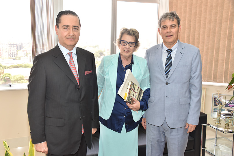 Fotografia em que posam o presidente do TRF4, des.r Carlos Thompson Flores, a presidente do TRT4, desa. Vania Cunha Mattos, e o vice-presidente do TRT4, des. Ricardo Carvalho Fraga