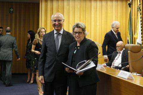 Fotografia da presidente do TRT-RS, desembargadora Vania Cunha Mattos, ao lado do presidente do CSJT, ministro Ives Gandra Martins Filho.