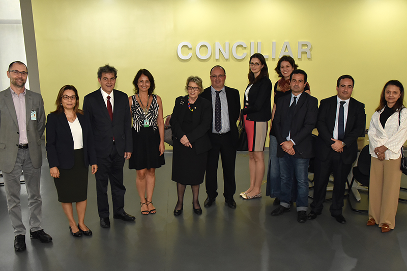 Grupo visita instalações do Cejuscon