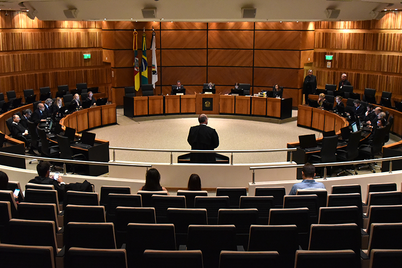 Fotografia de sessão no plenário do TRT-RS, durante sustentação oral.