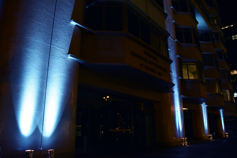 Fachada do prédio sede do TRT4 iluminada de azul