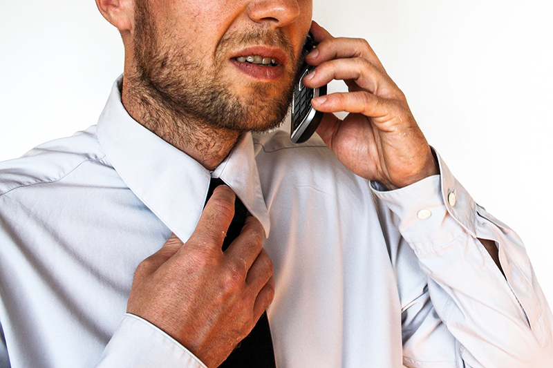 Homem falando ao telefone.