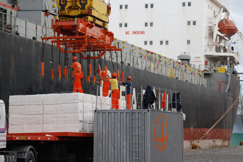 Trabalhadores portuários movimentando carga em navio, no Porto de Rio Grande