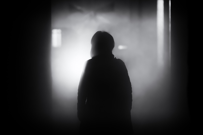 Fotografia de silhueta em uma sala escura