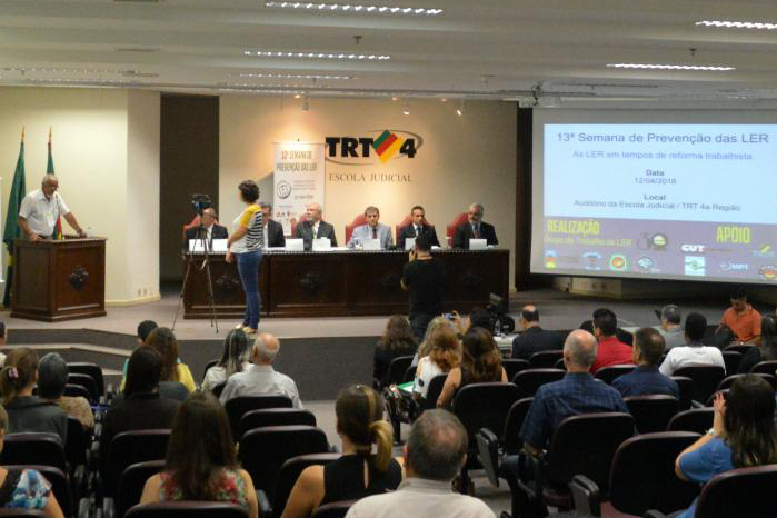 fotografia da mesa de abertura