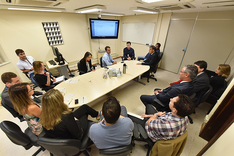 Fotografia da reunião de apresentação da ferramenta ao vice-presidente do TRT-RS, desembargador Ricardo Fraga