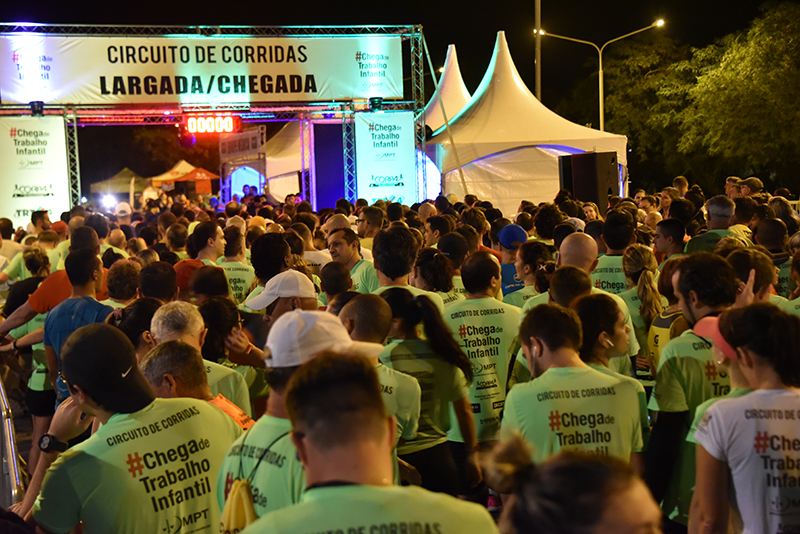 Foto da segunda edição da corrida, com participantes na linha de largada.