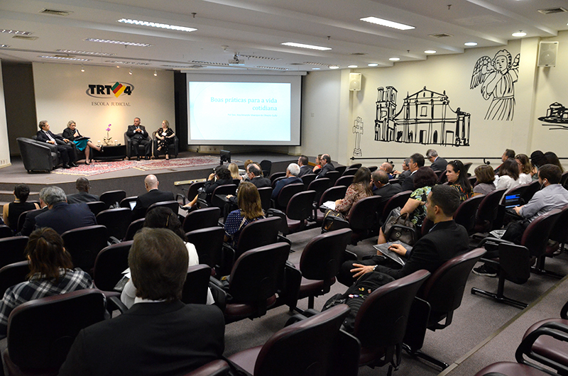 Plano geral do auditório, durante o evento