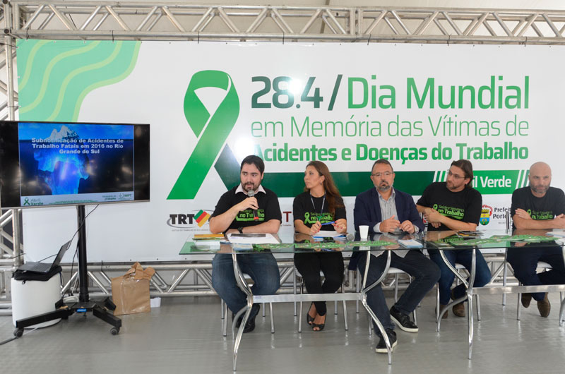 Foto da mesa da entrevista coletiva