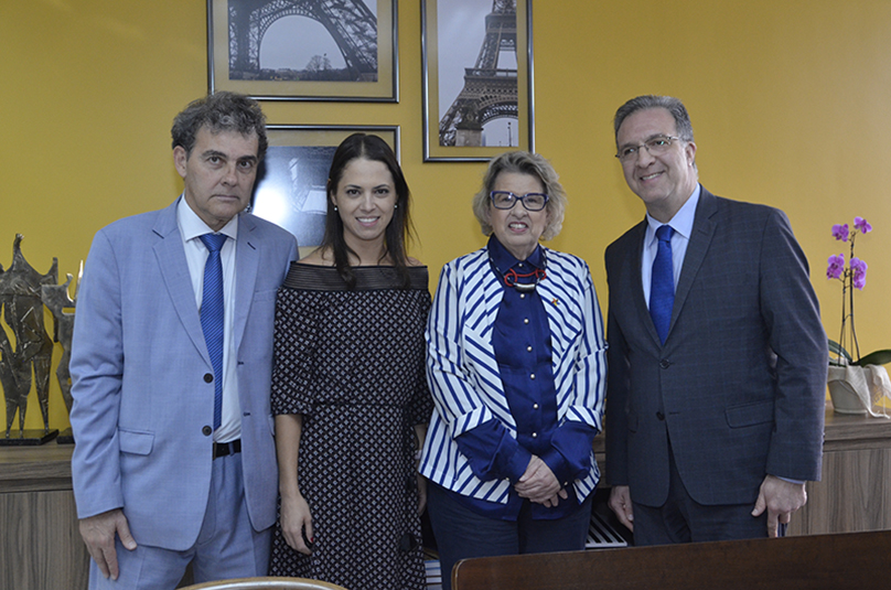 Fraga, Natacha, Vania e Cassou posam para foto no gabinete da Presidência