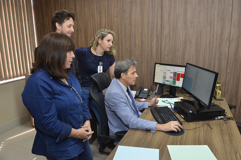 Vice-presidente do TRT-RS, desembargador Ricardo Fraga, assina despachos no PJe acompanhado pela assessora Cássia Rochane Miguel, pela servidora Alessandra Karina Panciera Scota e pelo advogado Carlos Vinícius.
