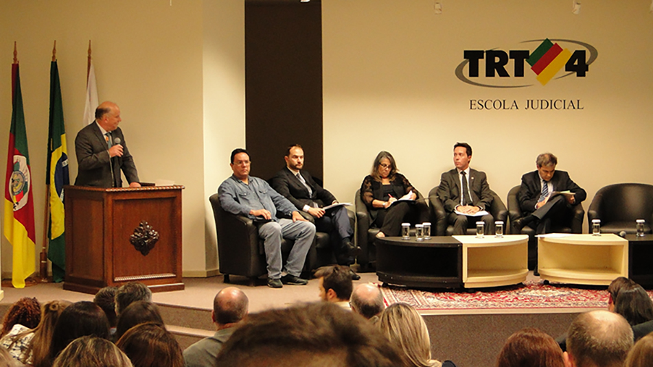 Fotografia da mesa de abertura do evento na Escola Judicial