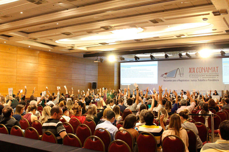 Imagem aberta do auditório lotado durante o Conamat