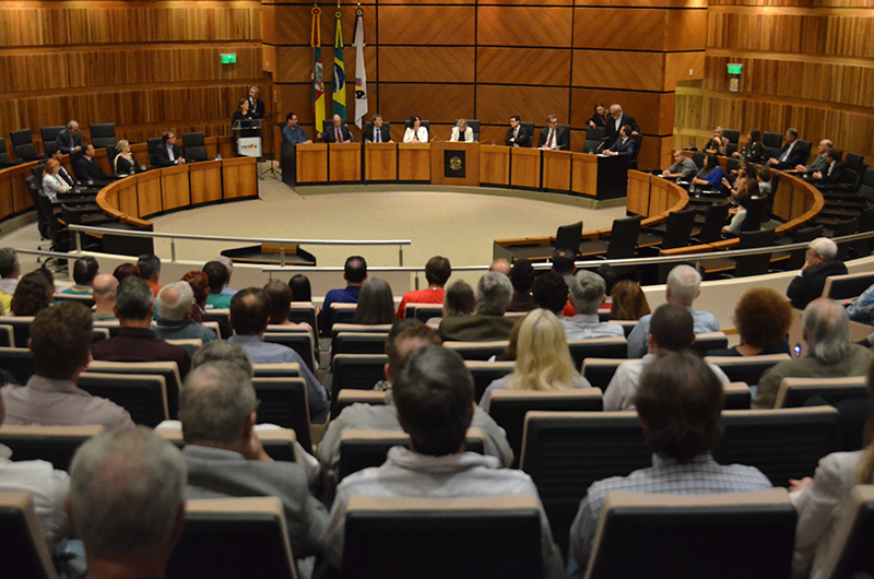 Plenário do TRT-RS recebeu representantes de entidades para ato em defesa da Justiça do Trabalho.