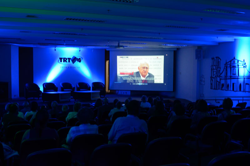 Imagem do auditório durante a apresentação do filme