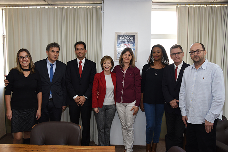 Presentes à reunião posam para foto