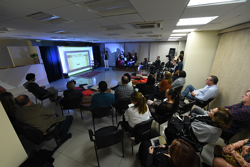 imagem do público assistindo à explanação da museóloga Elisa dos Santos Dias