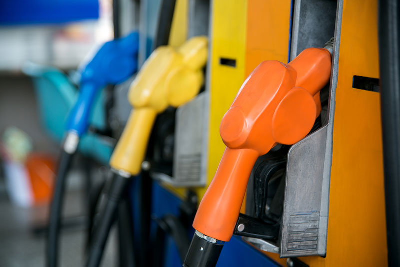 foto de bombas de combustivel em posto de gasolina