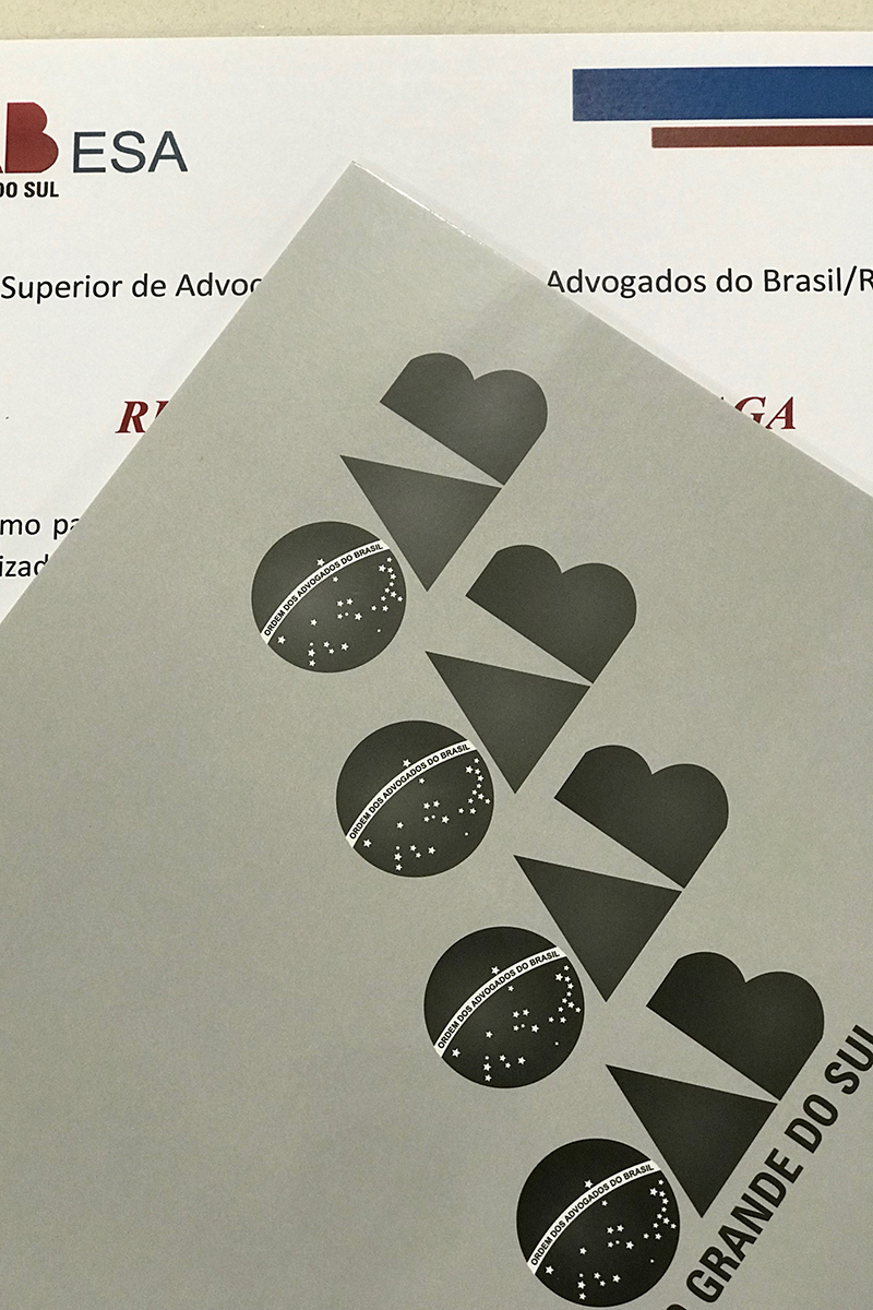 Foto de uma folha de papel com a programação do evento impressa