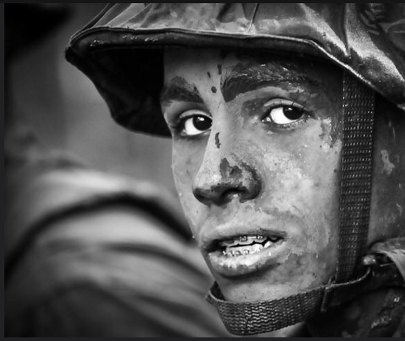 Fotografia do Clube do Fotógrafo de Caxias do Sul mostra o rosto de um soldado.