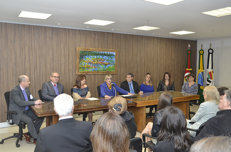 Mesa da posse da juíza titular Adriana Seelig Gonçalves