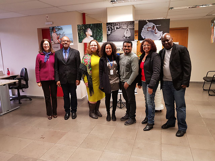 Foto posada com os fotógrafos negros gaúchos que tiveram suas obras expostas no Foro Trabalhista de Sapiranga