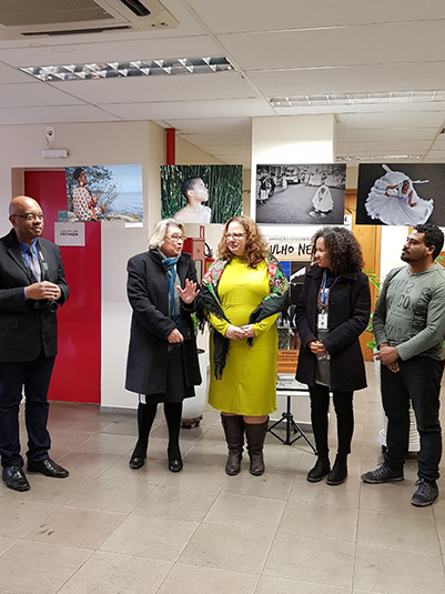 Foto posada com alguns fotógrafos e participantes, com a presença da presidente do TRT-RS, desembargadora Vania Cunha Mattos e algumas obras ao fundo