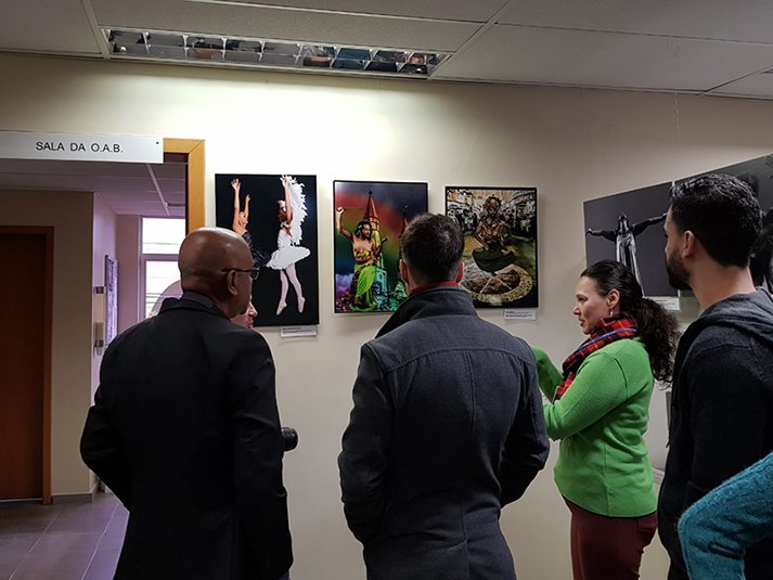 Algumas obras ao fundo, expostas na parede do saguão do Foro Trabalhista de Sapiranga