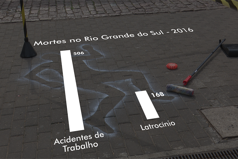 Imagem extraída do vídeo mostra gráfico com a comparação entre número de mortes por acidente de trabalho (506) e por latrocínio (168).