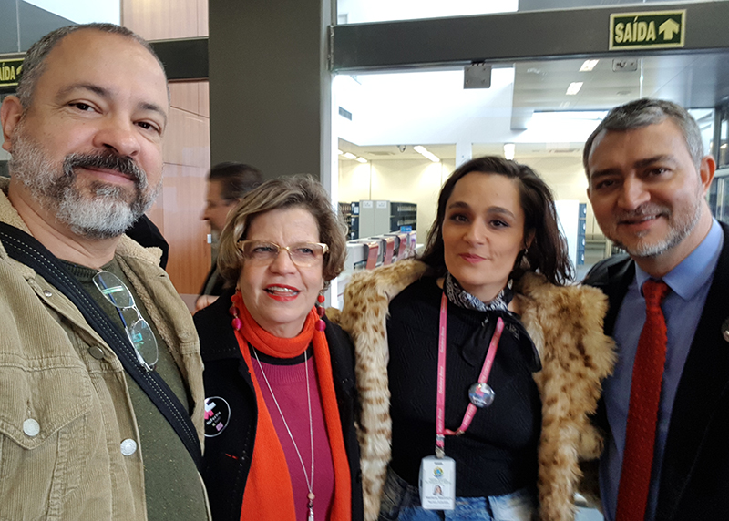 Os servidores Marcio Fernandes e Mariana Marimon posam para foto com a representante do Escritório da ONU Mulheres no Brasil, Dra. Nadine Gasman, e o deputado Edegar Pretto (PT), integrante do comitê gaúcho do movimento ElesPorElas.