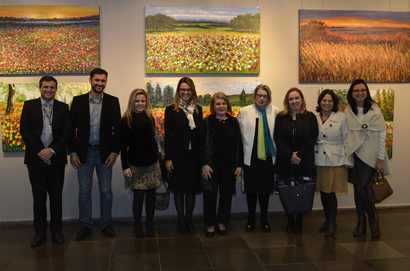Presidente do TRT-RS, desembargadora Vania Cunha Mattos, com a artista Cloé Giacoboni e outros integrantes da Comissão de Cultura