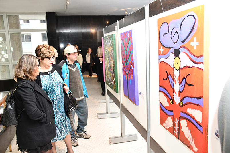 Juíza Maria Silvana Rotta Tedesco observa obras da exposição "A cura pela Arte", no Palácio da Justiça, em Porto Alegre.