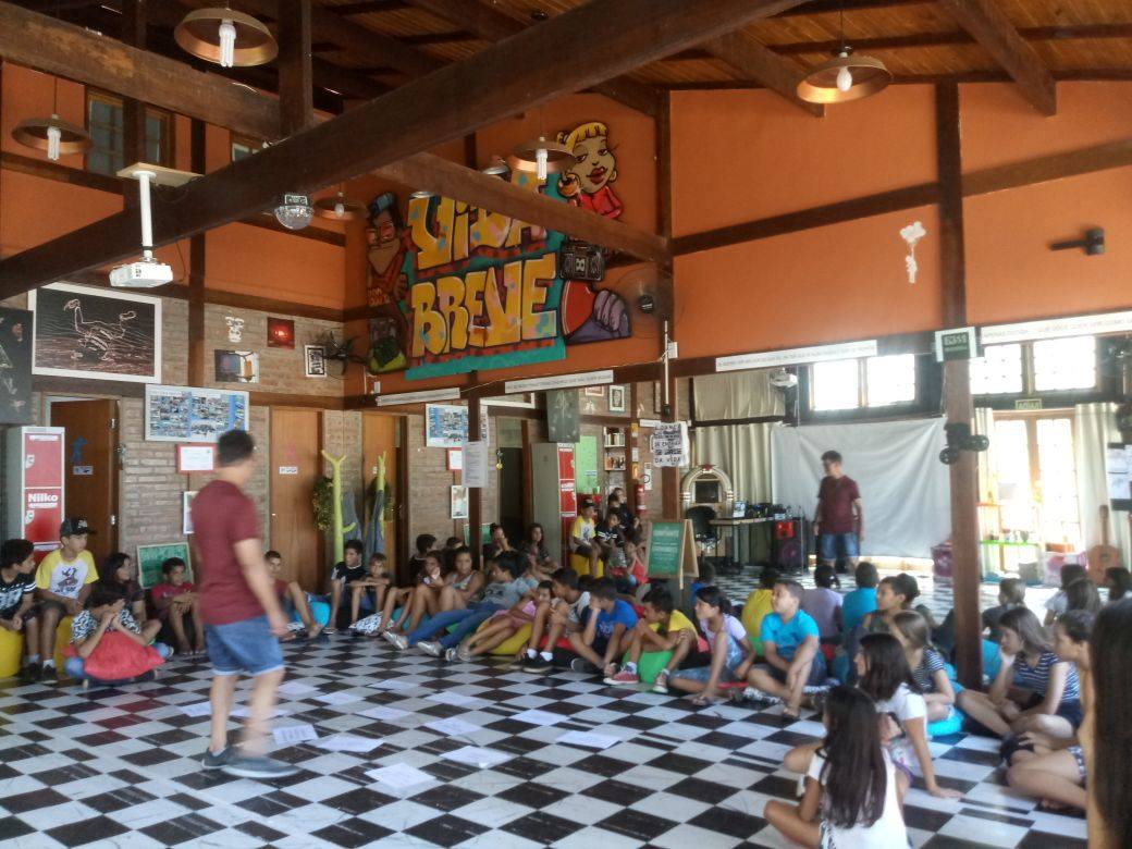 Alunos da ONG Vida Breve participam de oficina de Hip Hop.