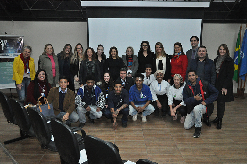 Presentes à reunião posam para foto