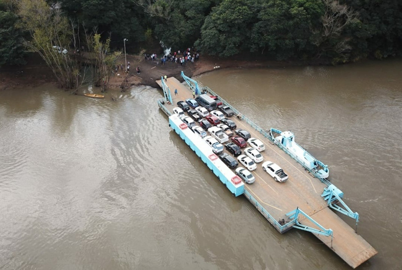 Fotografia de balsa às margens do Rio Jacuí