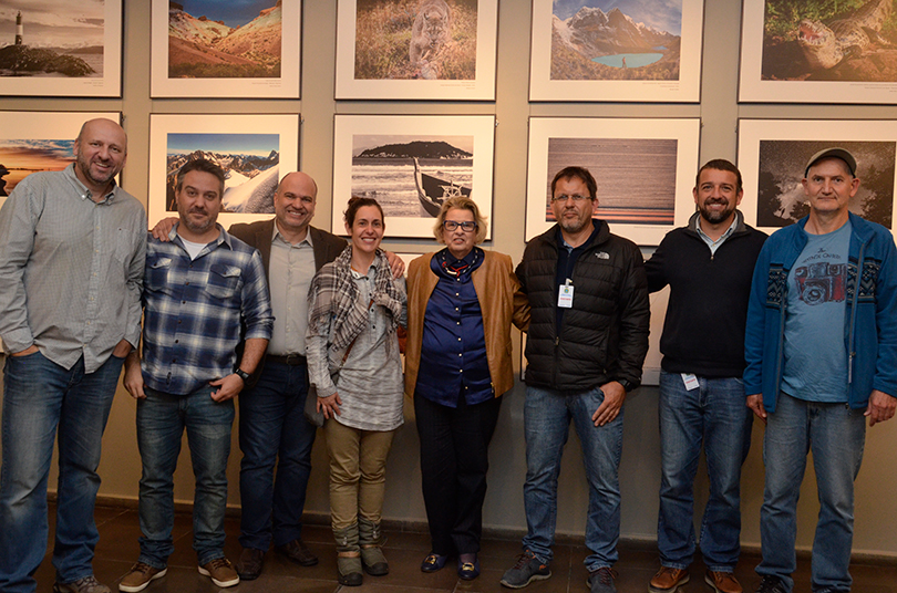 Fotógrafos e presidente Vania posam para foto