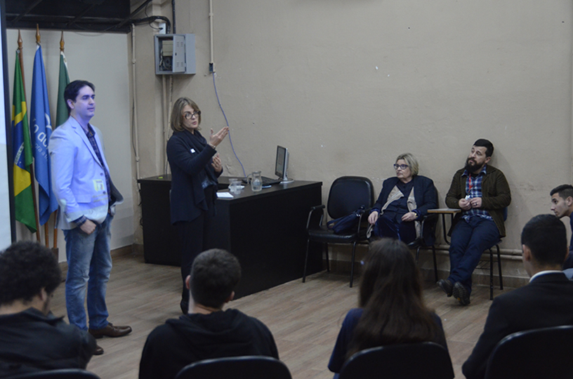 Foto dos magistrados ministrando a aula