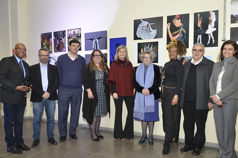 Fotografia com a presença da presidente do TRT-RS, desembargadora Vania Cunha Mattos e demais organizadores do evento.