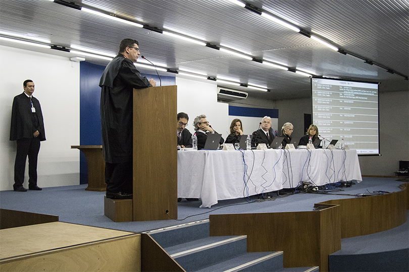 Fotografia com magistrado discursando