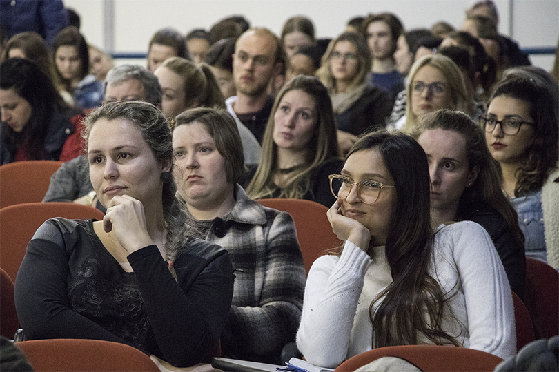 Fotografia com a plateia presente no evento