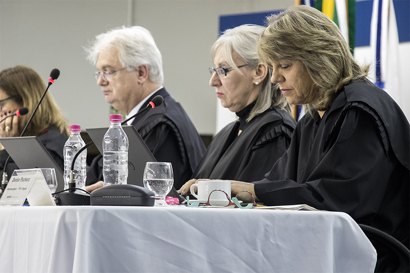 Fotografia com magistrados sentados à mesa