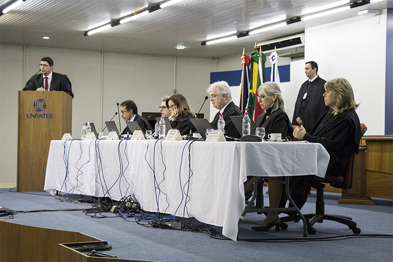 Fotografia com magistrados sentados à mesa